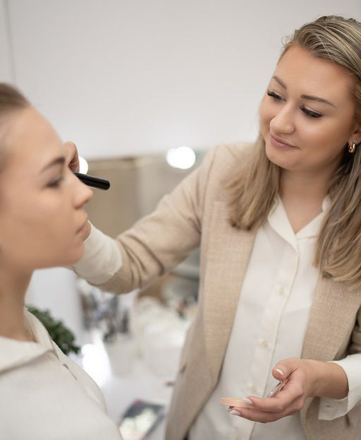 Tags- oder Abend-Make-Up